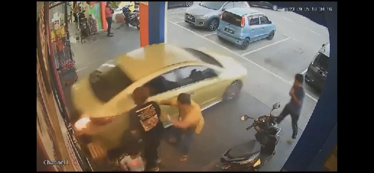 视频|女童店前穿鞋 惨遭倒退轿车撞及 生死未卜