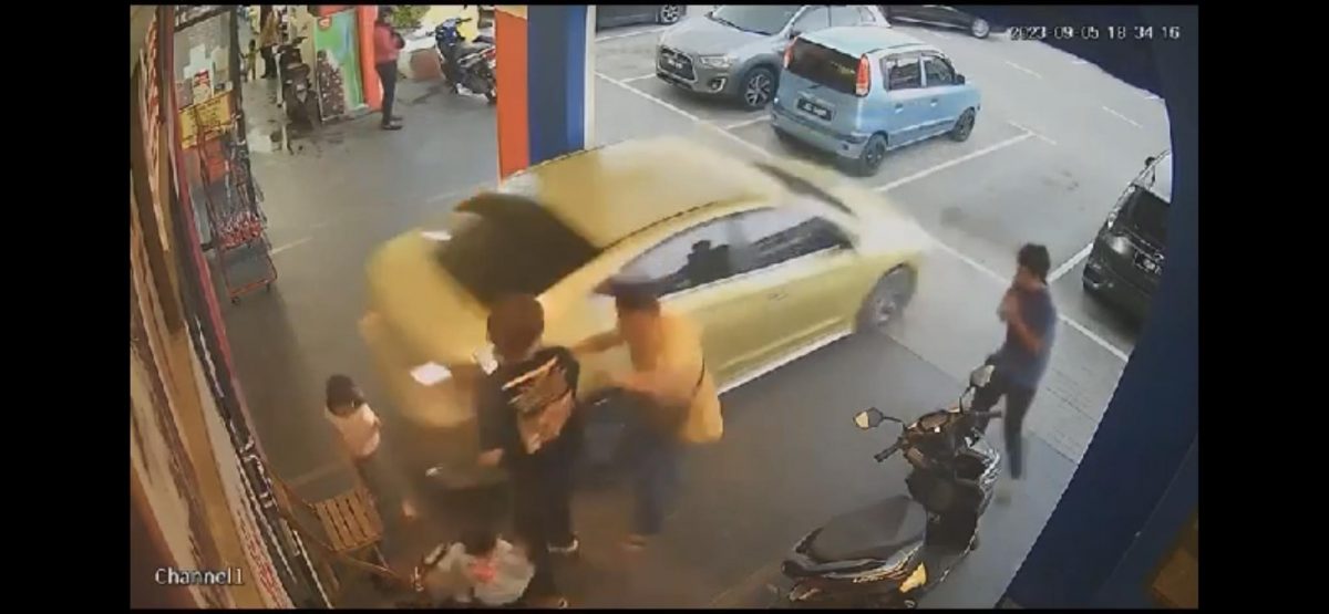 视频|女童店前穿鞋 惨遭倒退轿车撞及 生死未卜