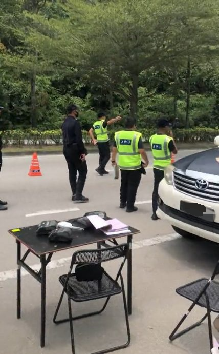 视频|摩托路税逾期被充公 送餐员落寞走路