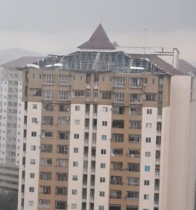 视频|暴风雨掀刮公寓屋顶 碎片掉在静思堂屋顶