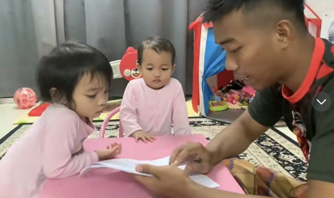 视频|父与2女签协议 “大学毕业前不可交男友”