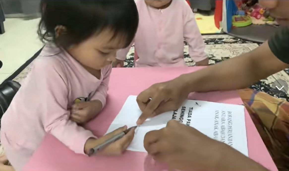 视频|父与2女签协议 “大学毕业前不可交男友”