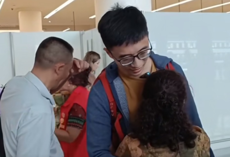 视频|男子3岁被拐卖狮城 时隔28年与父母团聚哭成泪人