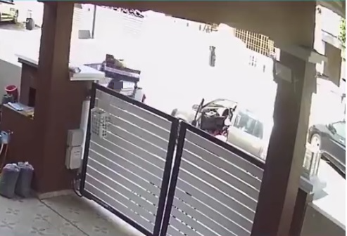 视频|网购包裹放门前围墙上 长发小偷路过顺手牵走