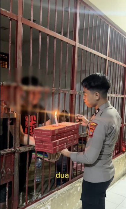 视频|这名狱警不一样！送快餐水果 还跟囚犯庆生