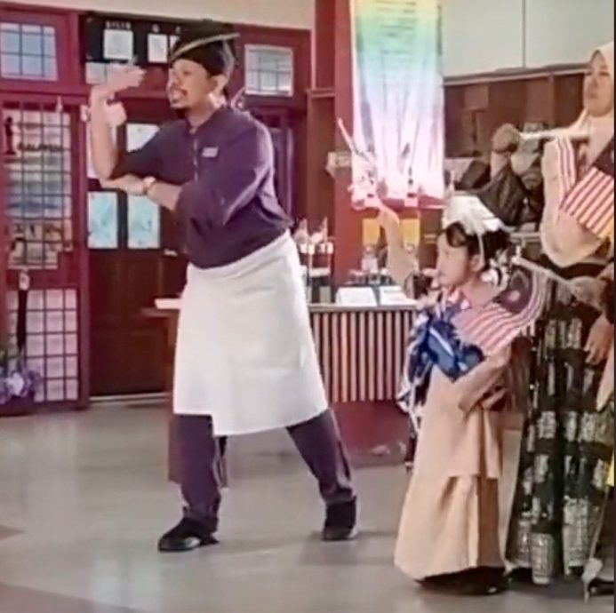 视频/节奏表情都到位 网激赏手语教师传达爱国情