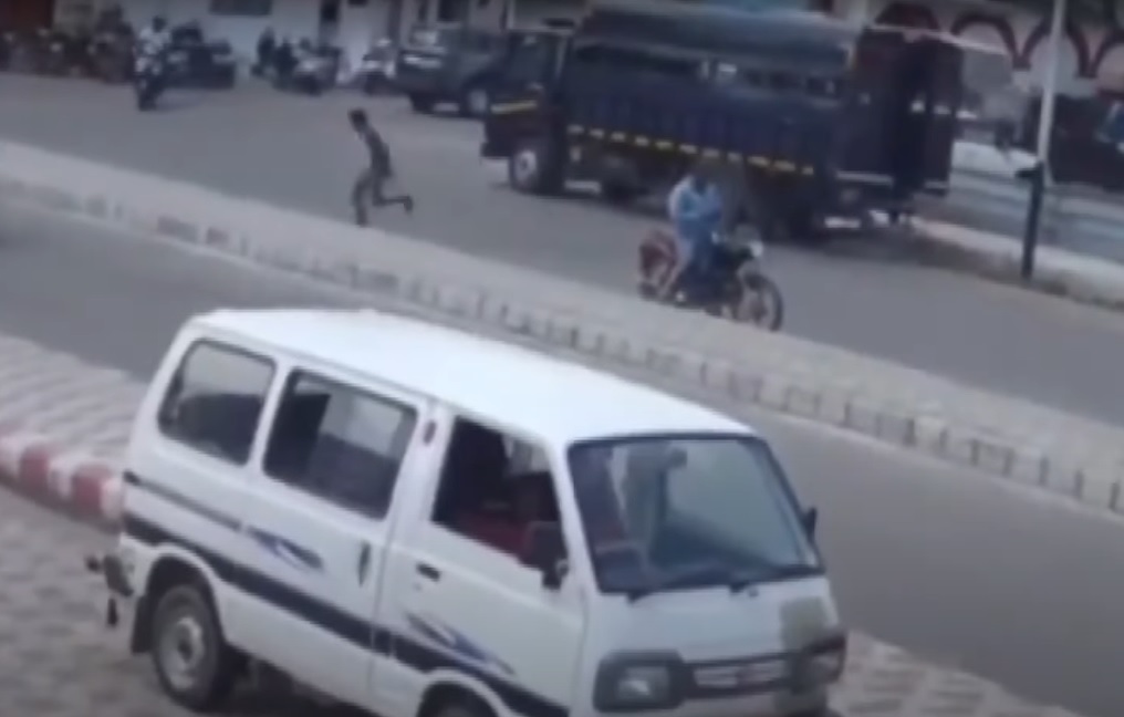 警察押送半途停车喝茶 3名囚犯趁机跳车逃跑