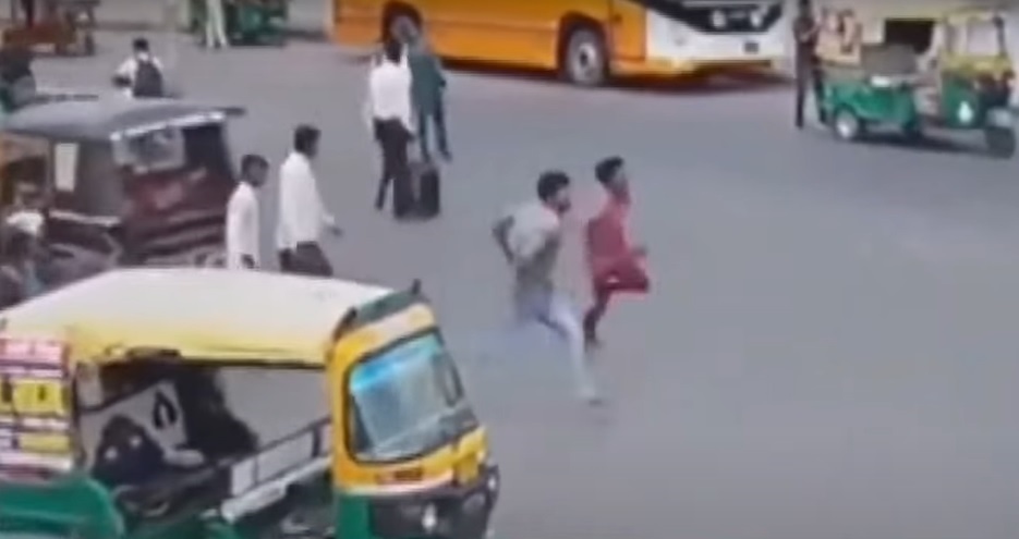 警察押送半途停车喝茶 3名囚犯趁机跳车逃跑