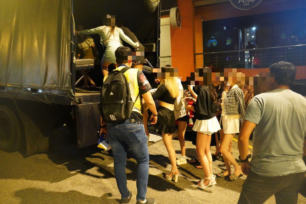 警方取缔2娱乐场所 一夜捕24人