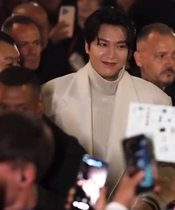 贴身同框耳语李敏镐 大马网红惹火男神粉丝