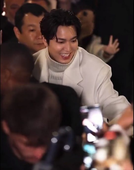 贴身同框耳语李敏镐 大马网红惹火男神粉丝