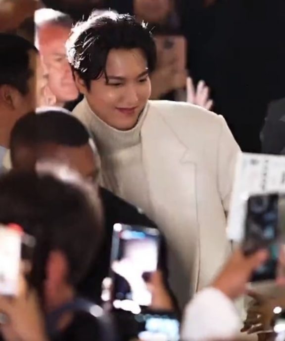 贴身同框耳语李敏镐 大马网红惹火男神粉丝