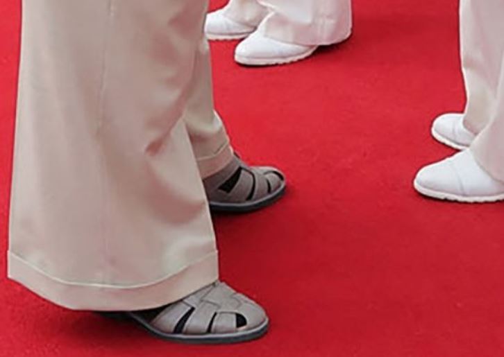 走在时尚尖端 金正恩阅兵、勘灾都穿渔夫鞋引热议