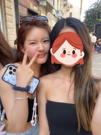 赵露思米兰卸下心防 零伪装素颜与粉丝合照