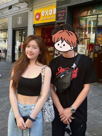 赵露思米兰卸下心防 零伪装素颜与粉丝合照