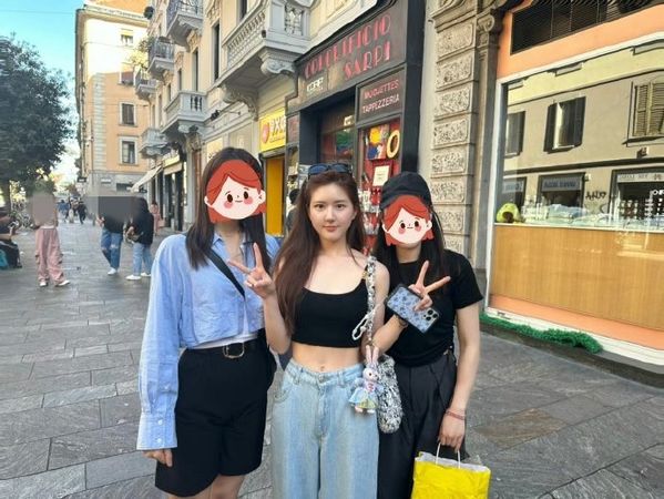 赵露思米兰卸下心防 零伪装素颜与粉丝合照