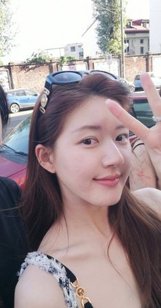 赵露思米兰卸下心防 零伪装素颜与粉丝合照