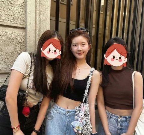 赵露思米兰卸下心防 零伪装素颜与粉丝合照