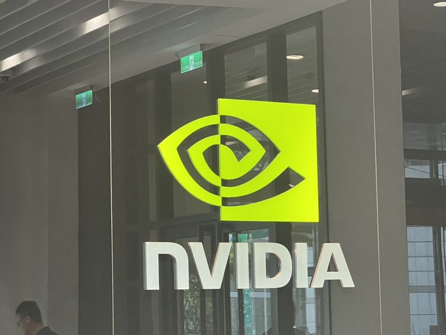 辉达市占近80%! 彭博:欧盟调查AI晶片市场反竞争行为