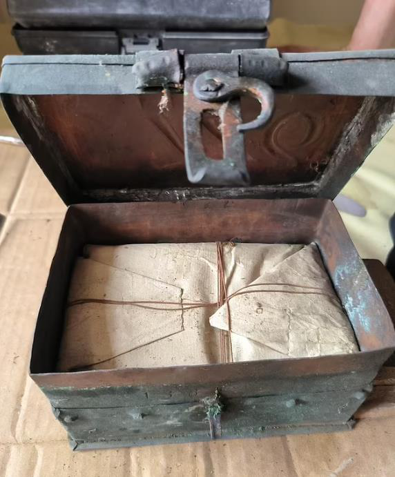 近300年前！波兰教堂发现“全球最古老”时空胶囊 内容物曝光