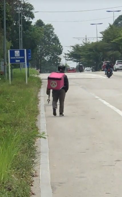 送餐员没钱还路税被批“不会存钱” 网红老师怼酸民:不是人人都做律师医生