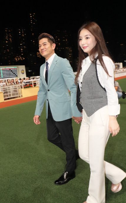 郭富城十指紧扣方媛入马场 新驹“著迷”和太太有关?