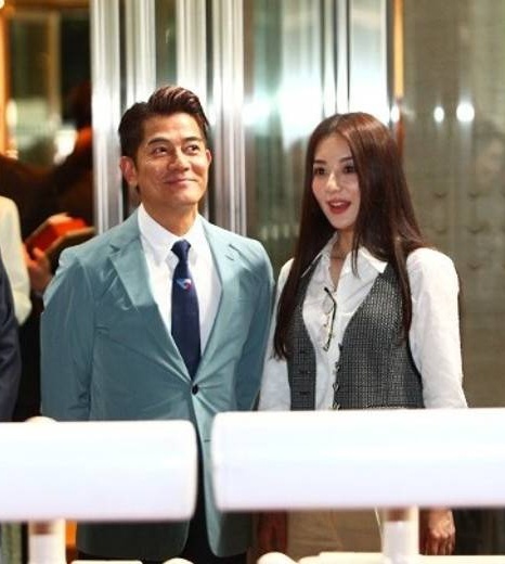 郭富城十指紧扣方媛入马场 新驹“著迷”和太太有关?