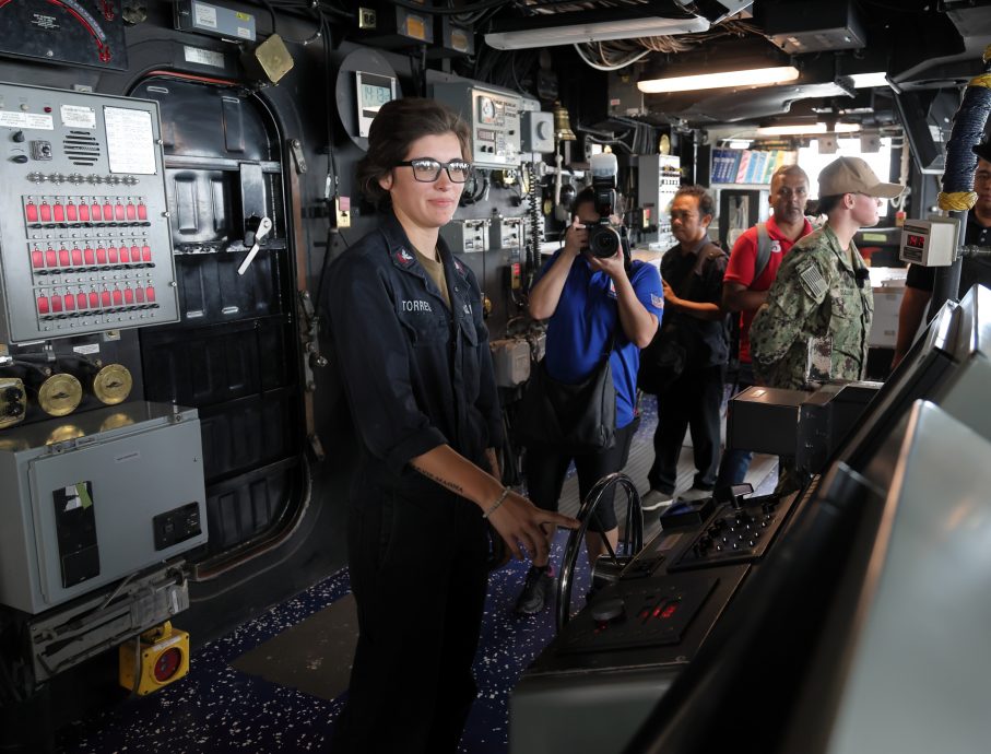 配合太平洋伙伴关系计划，美国海军珍珠港号抵关丹进行交流。