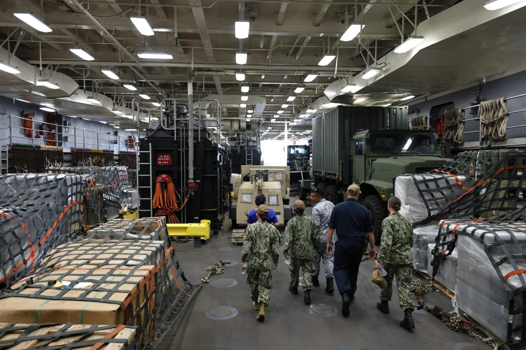 配合太平洋伙伴关系计划，美国海军珍珠港号抵关丹进行交流。