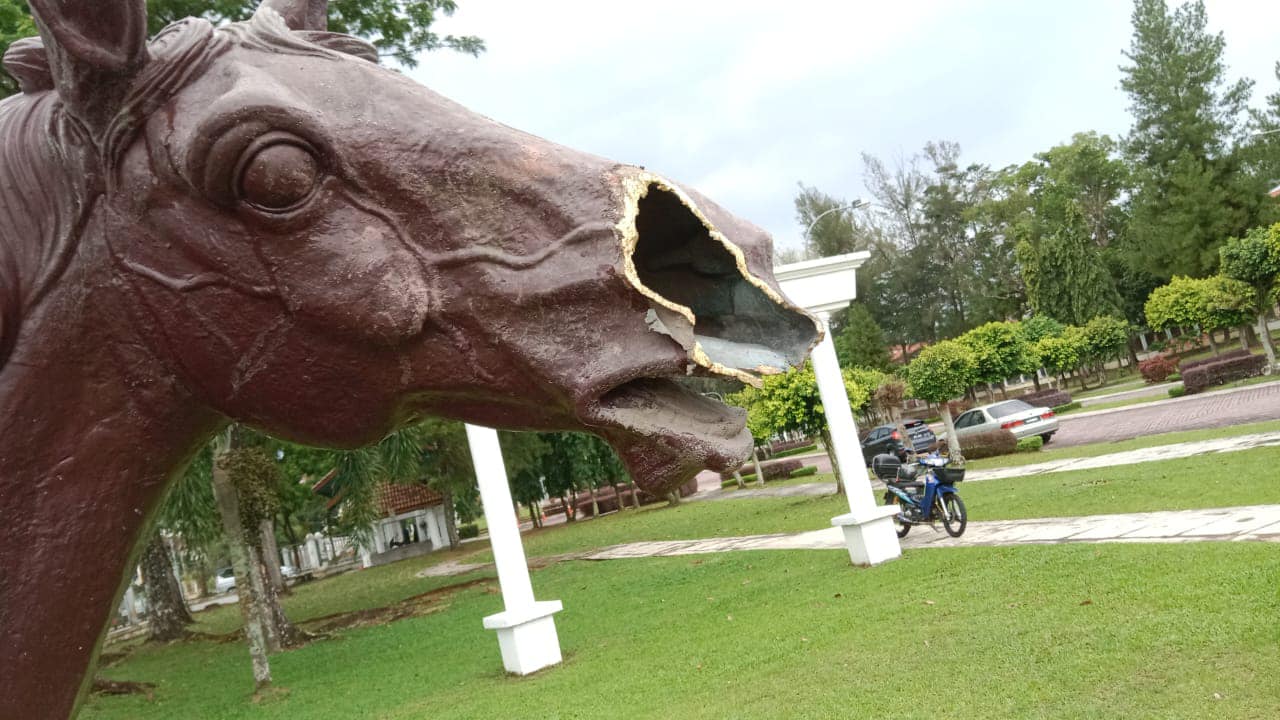 **重新签发(取代前文)**柔:休闲公园马型雕像被偷,最终被弃置大路旁