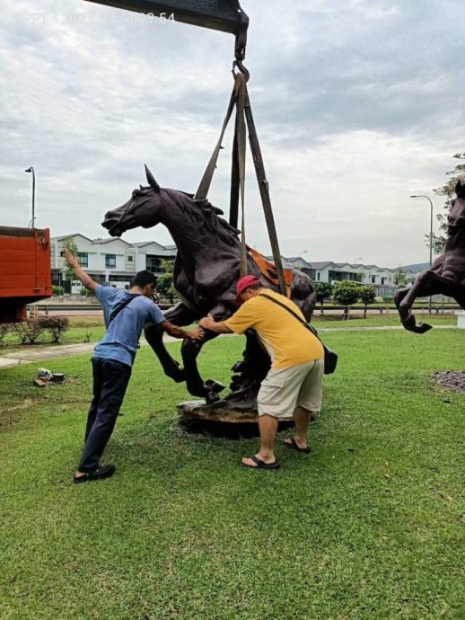 **重新签发(取代前文)**柔:休闲公园马型雕像被偷,最终被弃置大路旁