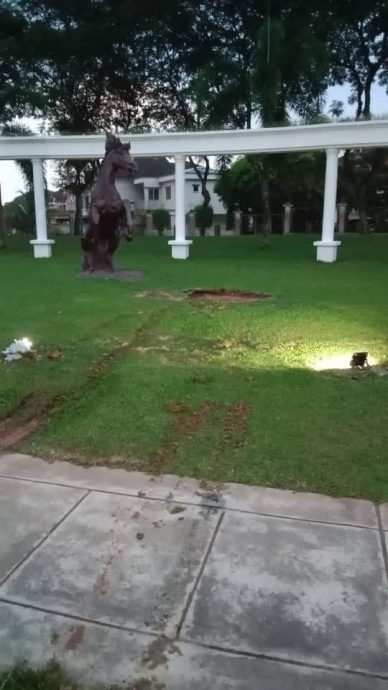 **重新签发(取代前文)**柔:休闲公园马型雕像被偷,最终被弃置大路旁