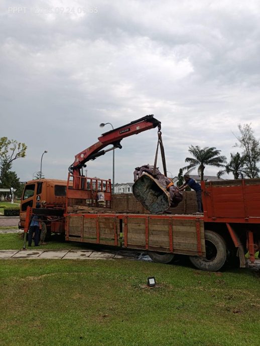 **重新签发(取代前文)**柔:休闲公园马型雕像被偷,最终被弃置大路旁