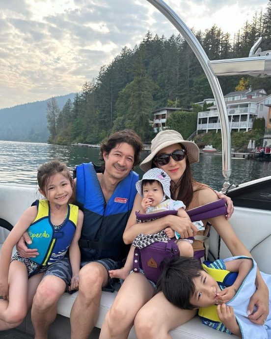 锺嘉欣一家五口出海游 网赞大女儿具华姐冠军相