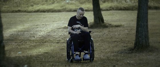 陈头头／《The Blind Man Who Did Not Want to See Titanic》看不见世界、看不见自己，但我看见你独居盲男