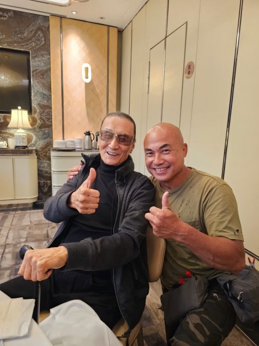 霆锋8号风球陪父喝茶 谢贤开心即兴跳恰恰