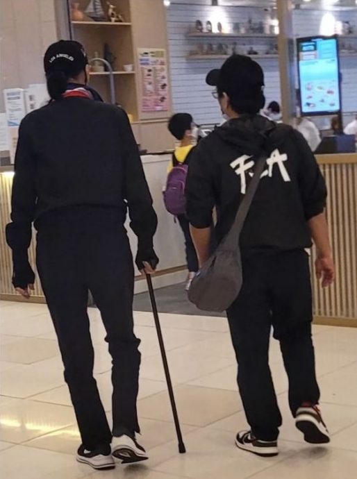 霆锋8号风球陪父喝茶 谢贤开心即兴跳恰恰