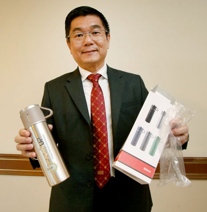 霹／【州议会】／花絮／郑国霖借莎比雅送州议员保温瓶宣导环保