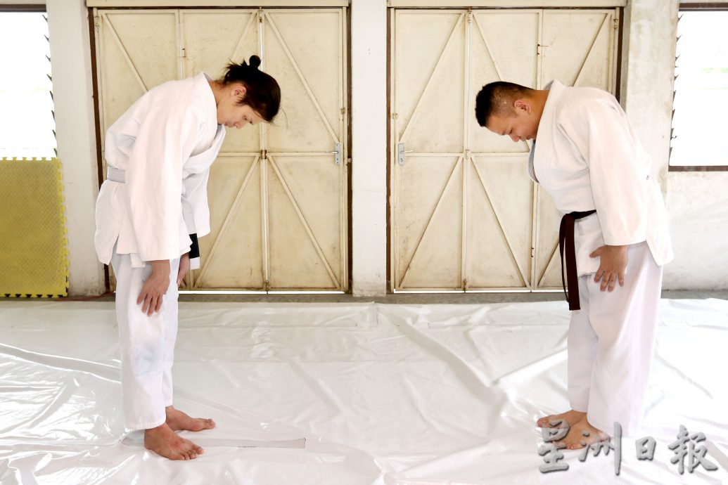 霹:22日见报/十八般武艺/封底主文/摔投技实用 陆海峰为学柔道 赴槟工作