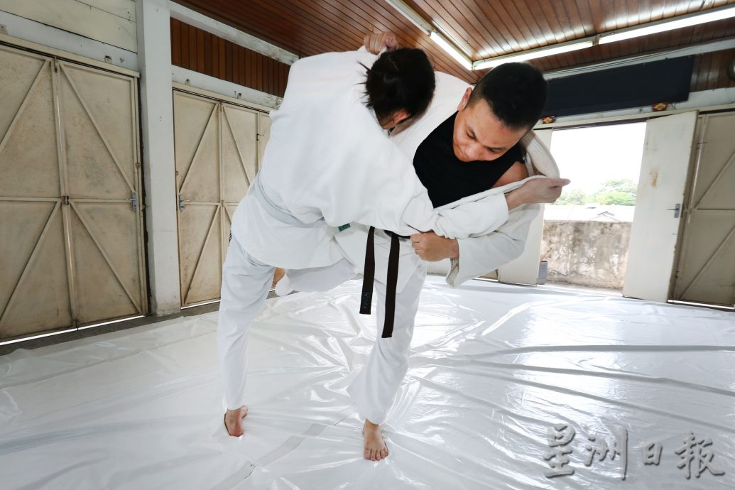 霹：22日见报／十八般武艺/封底主文／摔投技实用  陆海峰为学柔道 赴槟工作