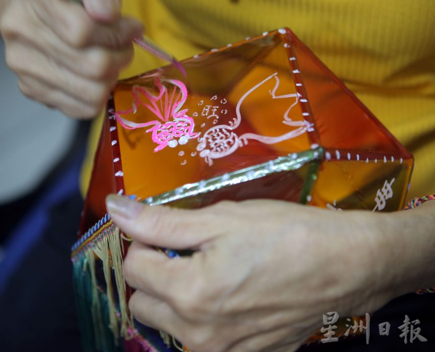 霹：9月27日见报【它的诞生】／封底主文／无可替代充满温度 竹篾手制灯笼传统稚趣