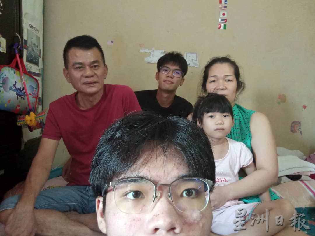 霹:今天下/版头/星洲基金会筹款|一家七口全靠一人养 彭月英贫病家庭求援助