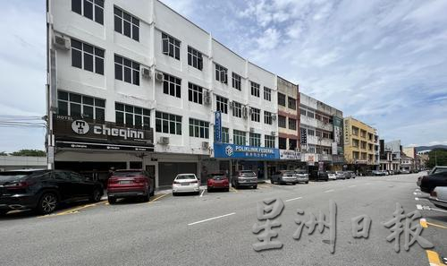 霹:封面主文/店家没申请“特别停车格”擅霸车位可罚RM300 公众可拍照向市议员市政厅投报