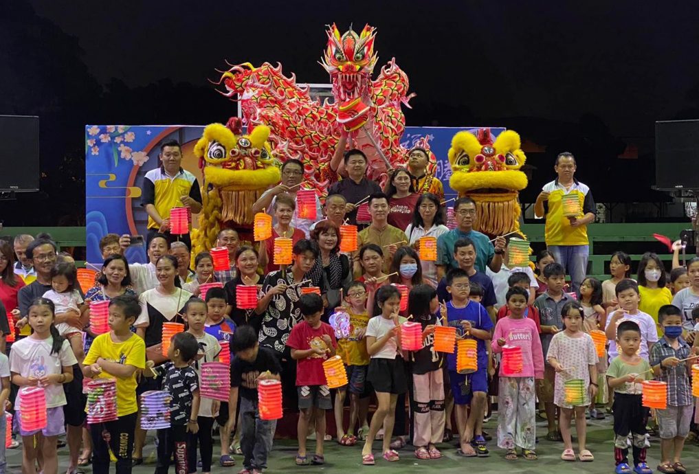 霹:版头/甘文阁新村中秋晚会 吸引约500人参加