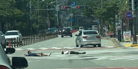 青少年躺斑马线滑手机 司机傻眼心惊胆颤