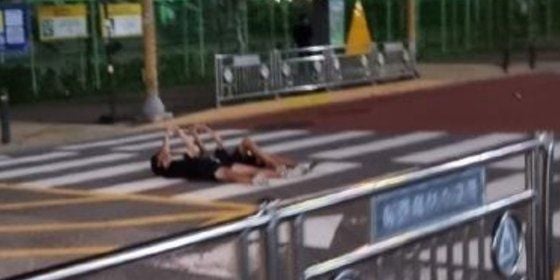 青少年躺斑马线滑手机 司机傻眼心惊胆颤