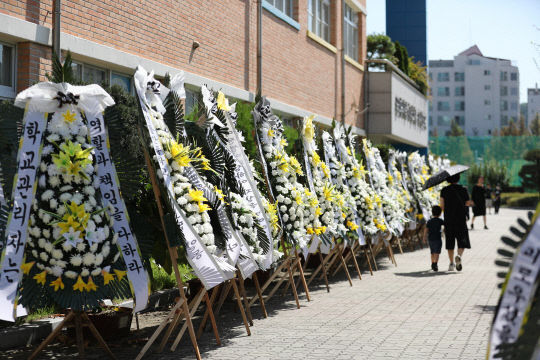 韩小学教师遭恐龙家长霸凌 悲愤轻生亡!民众蛋洗餐厅泄愤:杀人魔