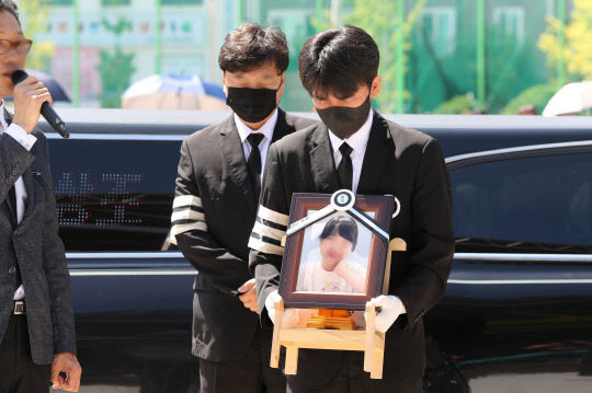 韩小学教师遭恐龙家长霸凌 悲愤轻生亡!民众蛋洗餐厅泄愤:杀人魔