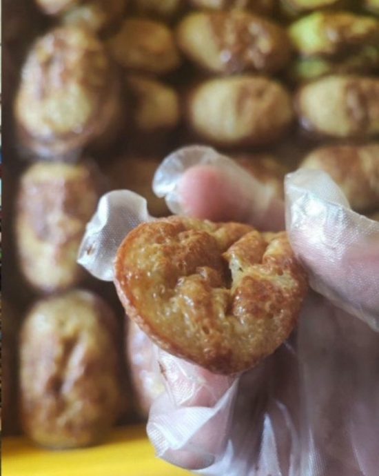 顾客不满其中一片糕点“缩水”私信训话 小贩:那是送的!