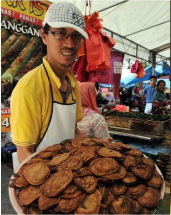 顾客不满其中一片糕点“缩水”私信训话 小贩:那是送的!